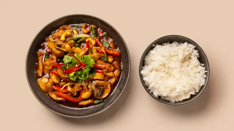 Phad Medd Mamuang: wok med cashewnøtter, servert med ris