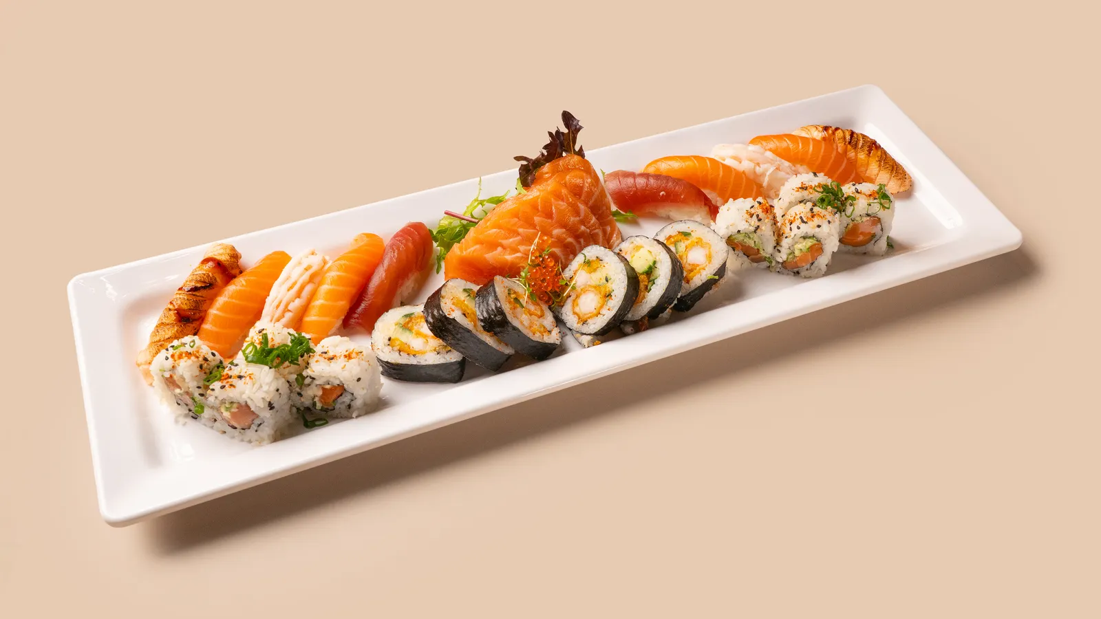 Sushi Moriawase fra Sushi by Chef Edu: nigiri, sashimi og maki på fat